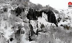 Beyaz Gelinliğini Giyen Girlevik Şelalesi Kışın da Göz Kamaştırıyor