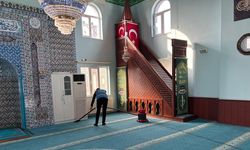 Gönüllülük Günü’nde Camide Temizlik Mesaisi