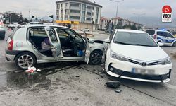 Erzincan'da İki Otomobil Çarpıştı: 2 Yaralı