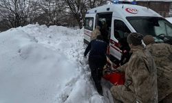 Kar ve Tipiden Yolu Kapanan Köydeki Hasta Kadın Hastaneye Ulaştırıldı