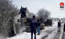 Ağır Tonajlı Tır Kaygan Yolda Kaza Yaptı