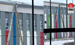 Hizmete Girmeden Tehlike Saçtı: Çatı Parçaları Düştü