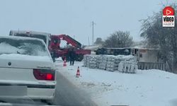 Erzincan–Refahiye Yolunda Tır Devrildi