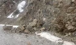 Depremde Kaya Parçaları Yola Böyle Düştü