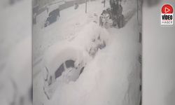 Yoldaki Karı Temizleyen İş Makinası Kardan Kaybolan Otomobile Çarptı