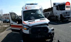 Tercan’da Ambulans ile Tır Çarpıştı, 2 Kişi Yaralandı