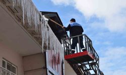 Tercan'da buz sarkıtları temizlendi