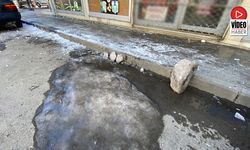 Çatılardan Düşen Buz Kütleleri Tehlike Saçıyor