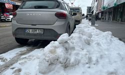 Kaldırım Kenarlarında Tepki Çeken Kar Kütleleri
