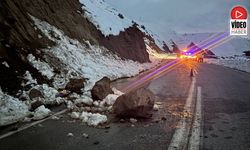Erzincan'da Yamaçtan Kopan Kayalar Yola Düştü