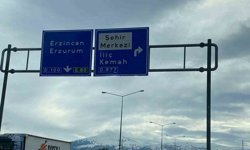 Refahiye yol ayrımındaki tabelada 'Kemaliye' eksikliği tepki çekti