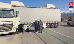 Çatalarmut Yol Ayrımında Tır İle Otomobil Çarpıştı; 2 Ağır Yaralı