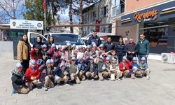 Minik Öğrencilerden Polislere Çiçekli Kutlama