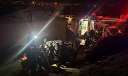 Erzincan'da otomobil evin bahçesine devrildi: 2 yaralı