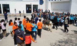'Eşekli Dostoyevski' Erzincan'da öğrencilere kitap dağıttı