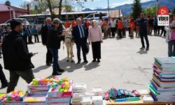 'Eşekli Dostoyevski' Erzincan'da Öğrencilere Kitap Dağıttı