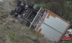 Erzincan’da Soda Yüklü Tır Devrildi; Facianın Eşiğinden Dönüldü