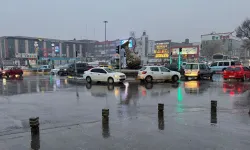 Erzincan’da Sağanak Hayatı Felç Etti: Caddeler Göle Döndü