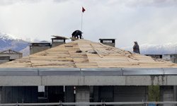Erzincan'da Çatıda Tehlikeli Çalışma Kameraya Yansıdı