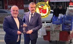 Semih Peker Ödülünü Bakan Tekin'in Elinden Aldı