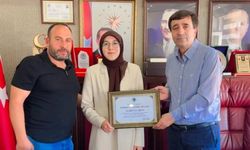 Başarılı Öğrenci Sümeyye Mete'ye Takdir Belgesi ve Hediye