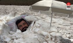 Sıcaktan Kaçıp Karın İçine Girdi! Erzincan'da İlginç Serinleme