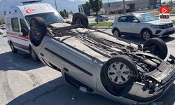 Refüje Çarpan Araç Ters Döndü: 2 Yaralı
