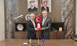 Prof. Dr. Kuyrukluyıldız’a Sağlık Camiasına Katkıları İçin Plaket