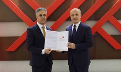 Rektör Kuyrukluyıldız Mazbatasını YÖK Başkanı Özvar’dan Aldı