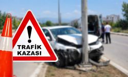 Kontrolden Çıkan Otomobil Direğe Çarptı: 2 Yaralı