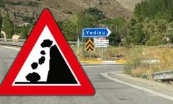 Yamaçtan Kopan Toprak ve Kayalar Yolu Kapattı