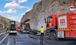Erzincan-Erzurum Kara Yolunda Hayvan Yemi Yüklü Tır Yandı