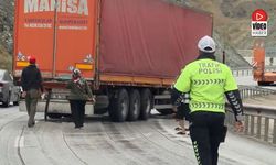 Erzincan-Sivas Kara Yolunda Tır Bariyere Çarptı