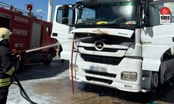 İtfaiye Ekipleri TIR Yangınına Müdahale Etti