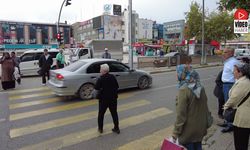 Kırmızı Işıkta Karşıya Geçmeye Çalışan Yaşlı Kadın Zor Anlar Yaşadı
