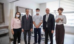 EBYÜ Rektörü Kuyrukluyıldız'dan tedavi gören öğrencilere ziyaret