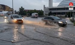 Erzincan'da Yağmur Etkili Oldu, Geceyi Şimşekler Aydınlattı