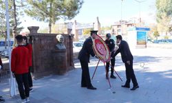 Ahlat’ta çelenk sunma töreni