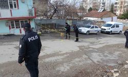 Boşanma aşamasındaki eşinin evini bastı: 2 yaralı