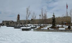 Erzurum’da beklenen kar yağdı, tarihi alanlar beyaza büründü