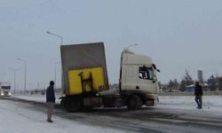 Kars’ta kayan tır refüje çıktı, tırlar yollarda kaldı