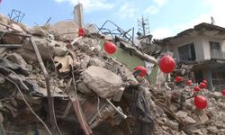 Depremde hayatını kaybeden çocuklar için enkazları balonla süslediler