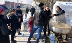 Bitlis polisinden depremzedelere şefkat eli