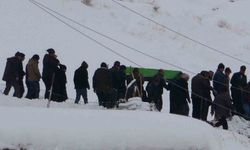 Depremde hayatını kaybeden anne ve 2 çocuğu gözyaşları arasında toprağa verildi