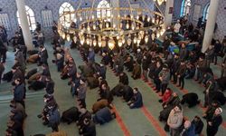 Depremde hayatını kaybedenler için gıyabi cenaze namazı kılındı