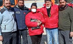 Erzurum Büyükşehir’in ekibi Erakut enkazda bulduğu parayı sahibine teslim etti