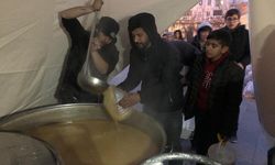 Hakkari ekibi deprem bölgesinde yemek dağıtımına başladı