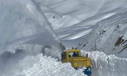 Hakkari’de yer yer 3 metreyi karda yol açma çalışması