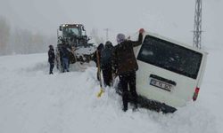 Kara saplanan araçtaki 3 kişi, 3 saat sonra kurtarıldı