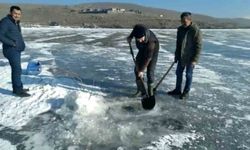 Kars’ta balıkçıların Eskimo usulü balık avı kamerada